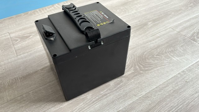 ΜΠΑΤΑΡΙΑ WATTA 48V 20AH ΤΕΧΝΟΛΟΓΙΑΣ ΛΙΘΙΟΥ ME ΦΟΡΤΙΣΤΗ 58.8V 3A